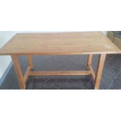 Antieke mooie doorleefde tafel.