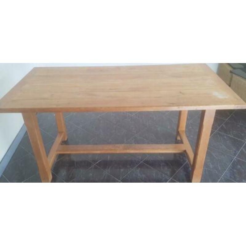Antieke mooie doorleefde tafel.