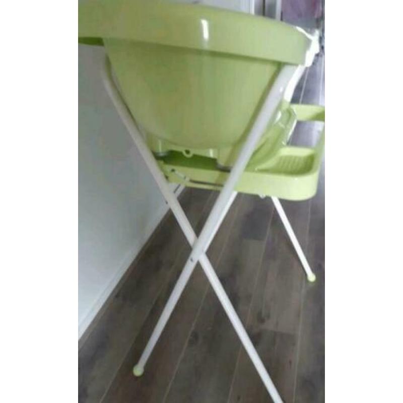 Babybadje op standaard.