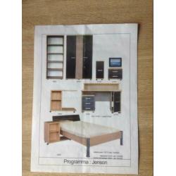 Boekenkast, bureau, bed en ladenblok