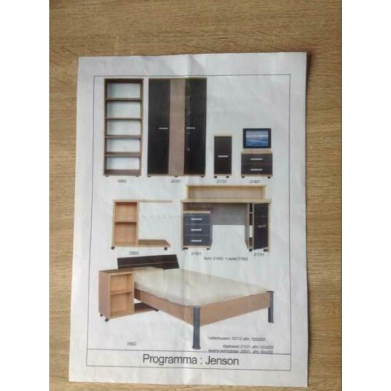Boekenkast, bureau, bed en ladenblok
