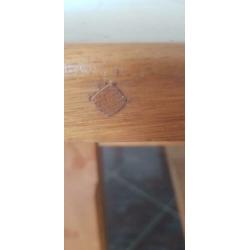 Antieke mooie doorleefde tafel.