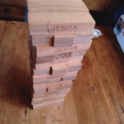 Jenga. Mijn vrouw bibbert te veel, uitkomst te voorspelbaar.