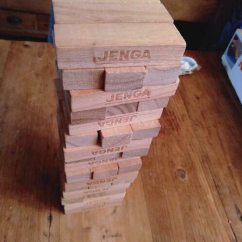 Jenga. Mijn vrouw bibbert te veel, uitkomst te voorspelbaar.