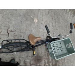 Mooie jongensfiets met bak voorop.
