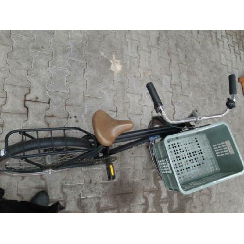 Mooie jongensfiets met bak voorop.