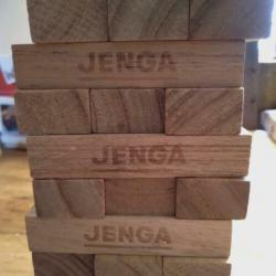 Jenga. Mijn vrouw bibbert te veel, uitkomst te voorspelbaar.