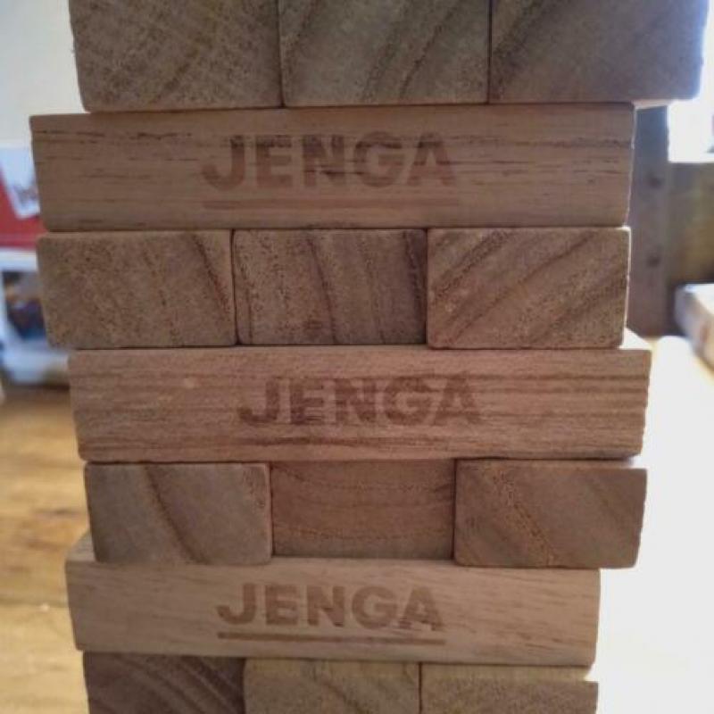 Jenga. Mijn vrouw bibbert te veel, uitkomst te voorspelbaar.
