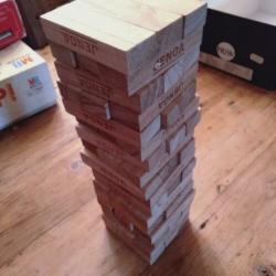 Jenga. Mijn vrouw bibbert te veel, uitkomst te voorspelbaar.