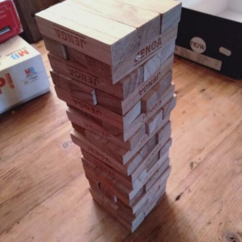 Jenga. Mijn vrouw bibbert te veel, uitkomst te voorspelbaar.