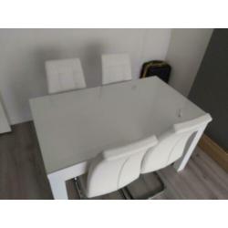 Hoogglans witte tafel met glasplaat en 4 eetstoelen