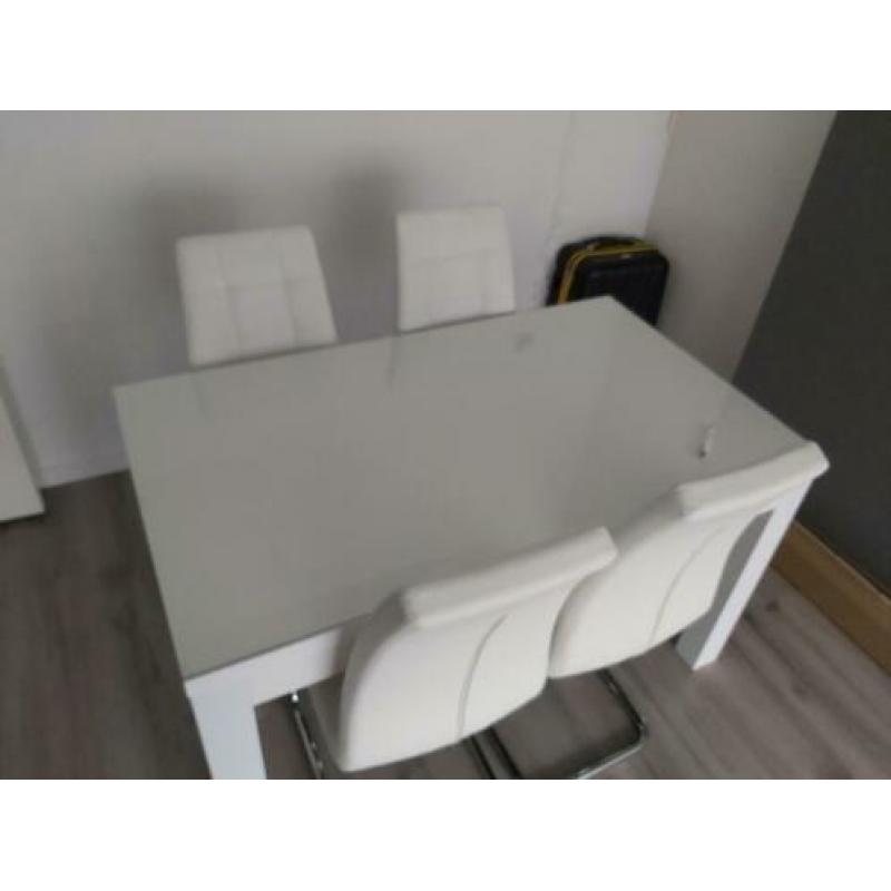 Hoogglans witte tafel met glasplaat en 4 eetstoelen