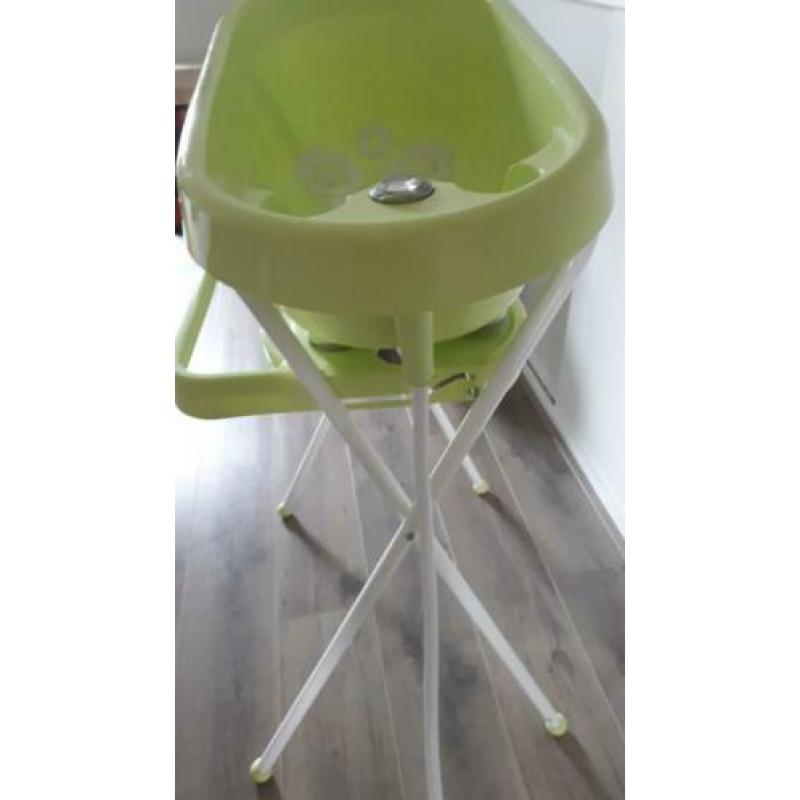 Babybadje op standaard.