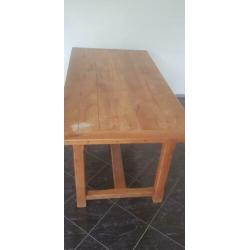 Antieke mooie doorleefde tafel.