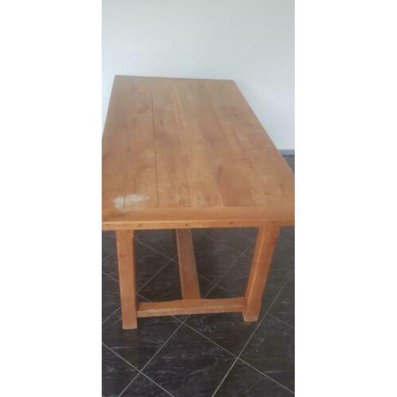 Antieke mooie doorleefde tafel.