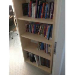 Boekenkast, bureau, bed en ladenblok