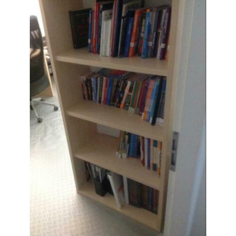 Boekenkast, bureau, bed en ladenblok