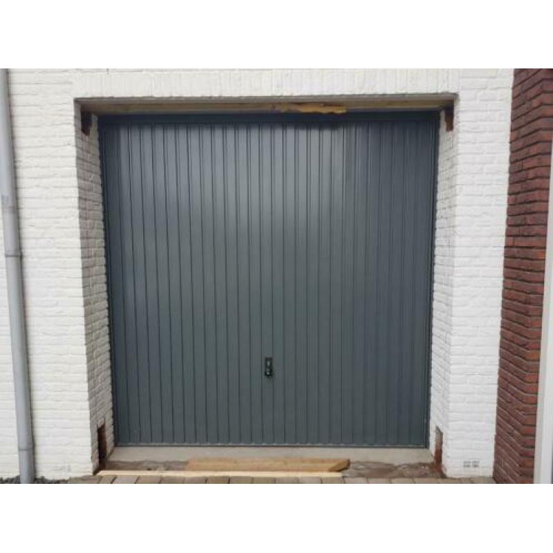 Stalen Hormann kanteldeur circa 2375 x 2375 mm