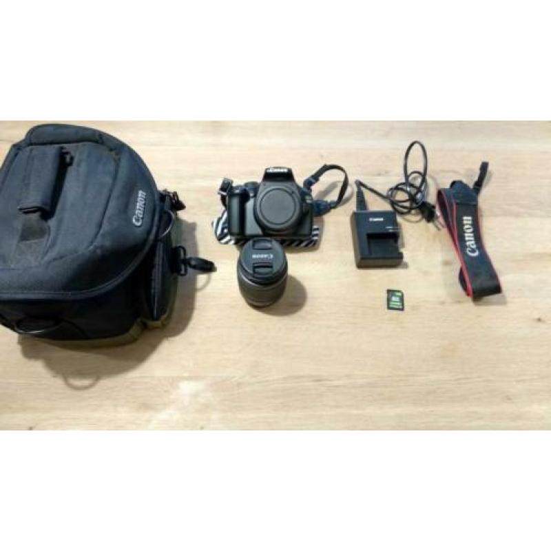 Fotocamera Canon EOS 1100D + 32GB SD card with WiFi + bag