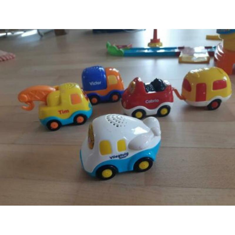 Toettoet auto's vliegveld met extra auto's