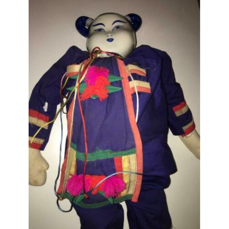 Grote Pop Hoofd keramiek, lijf stof AZIE circa 66 cm. lang
