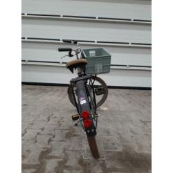 Mooie jongensfiets met bak voorop.