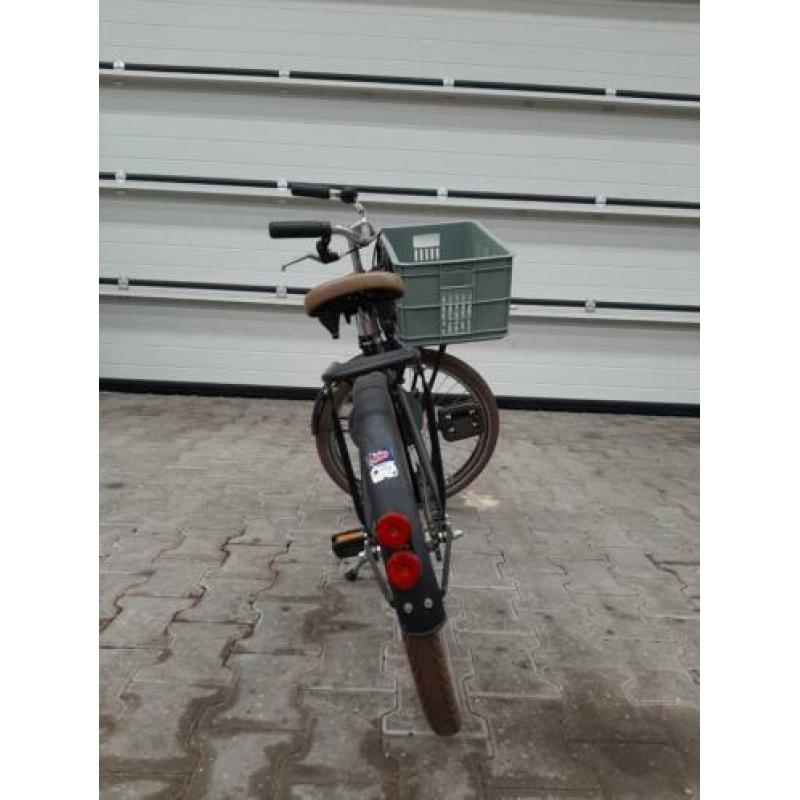 Mooie jongensfiets met bak voorop.