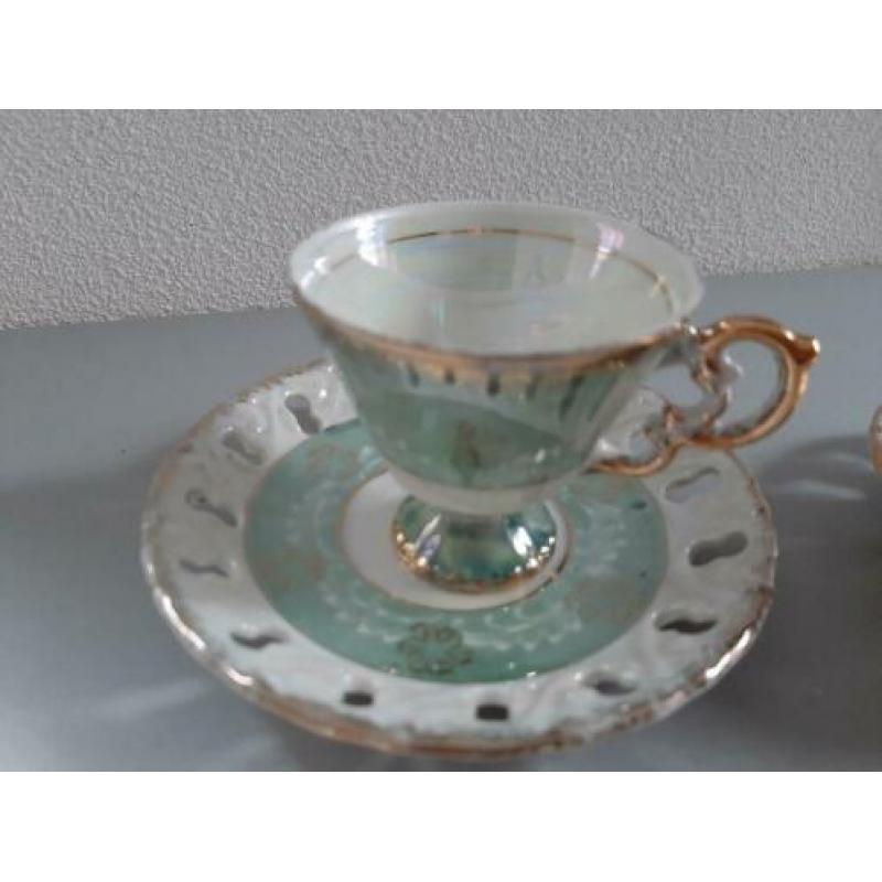 2 Parelmoer kop en schotel Rococo