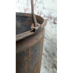 Brocante industrieel verfblik, verf emmer / allegonda