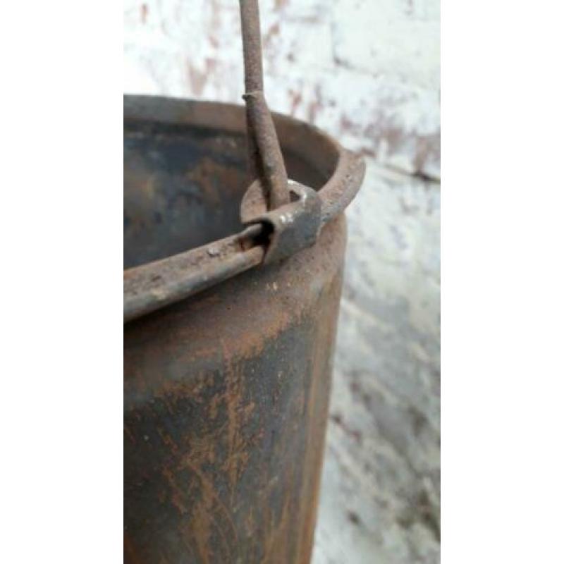 Brocante industrieel verfblik, verf emmer / allegonda
