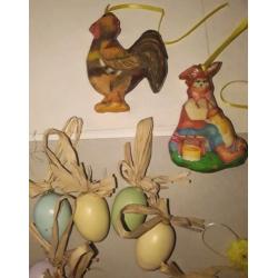 Paasdecoratie van verschillende materialen oa houten eieren.