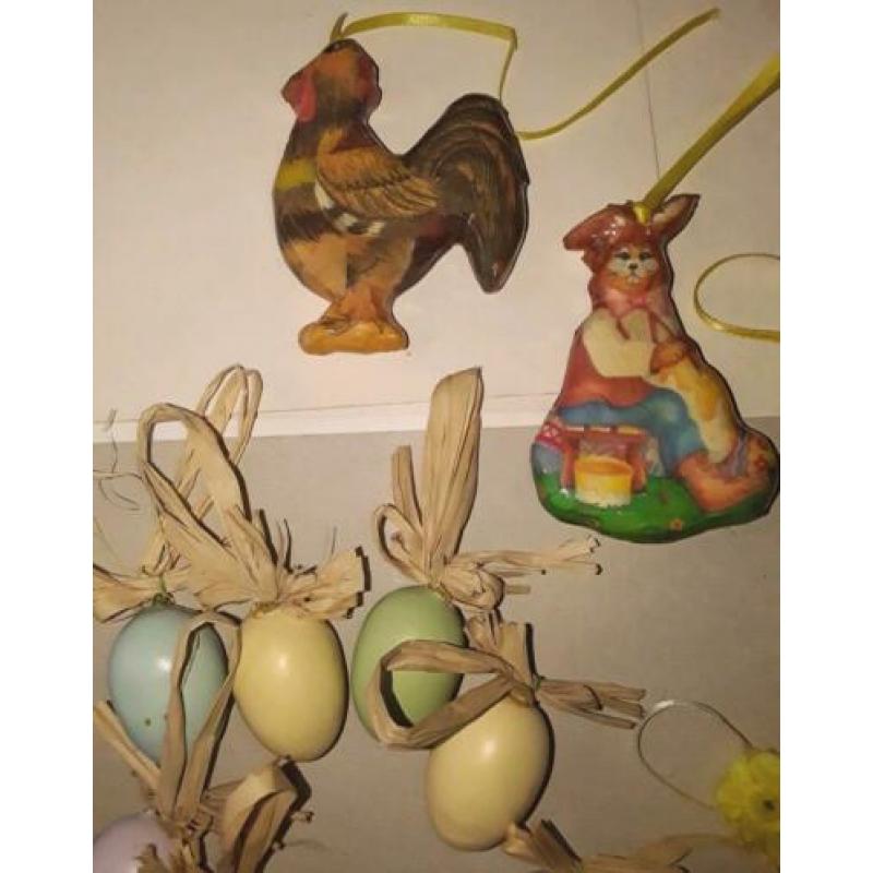 Paasdecoratie van verschillende materialen oa houten eieren.