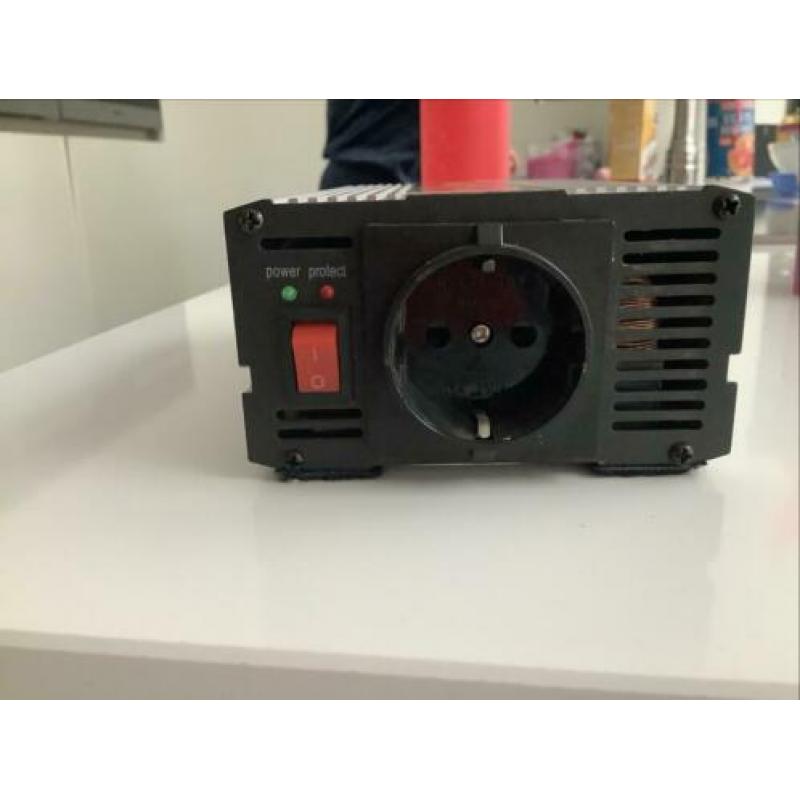Omvormer van 24 volt naar 220 volt deze is 300 Watt
