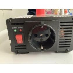 Omvormer van 24 volt naar 220 volt deze is 300 Watt