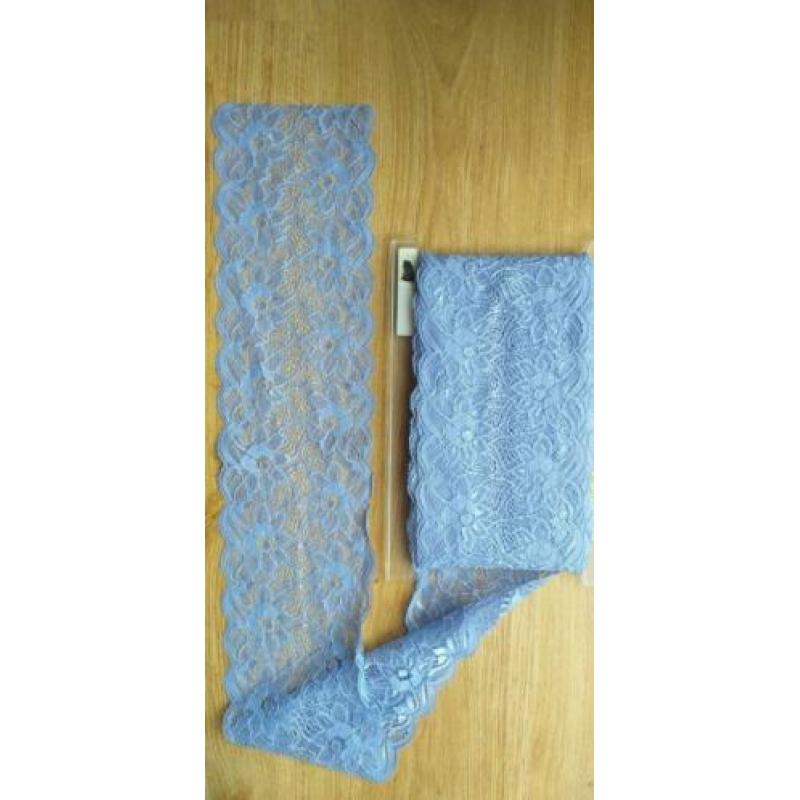 Lavendel kleurig kant 13,5 cm breed ruim 13 meter