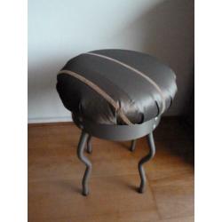 Stoffen kruk met zilveren pootjes 50 x 35 cm,