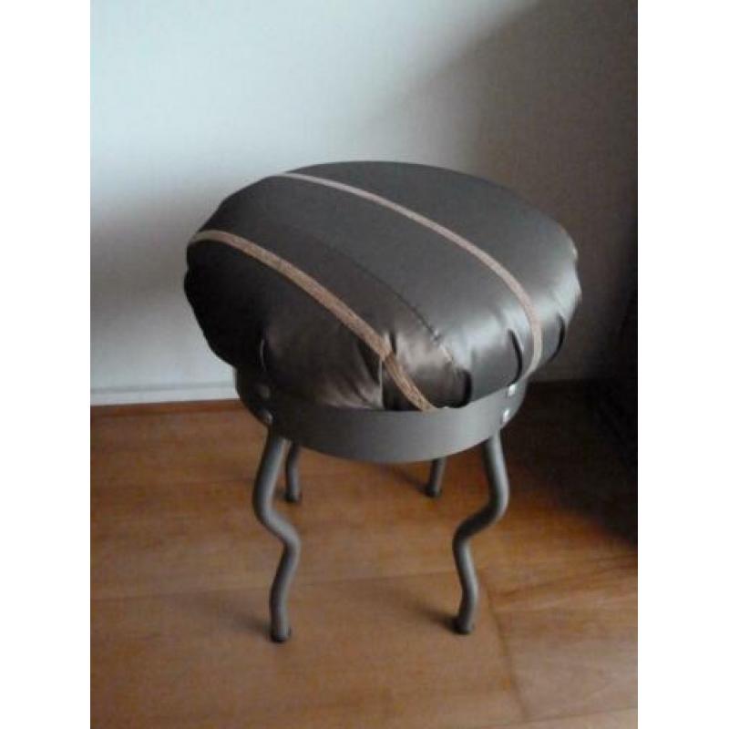 Stoffen kruk met zilveren pootjes 50 x 35 cm,