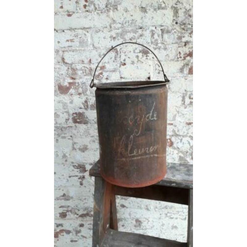 Brocante industrieel verfblik, verf emmer / allegonda