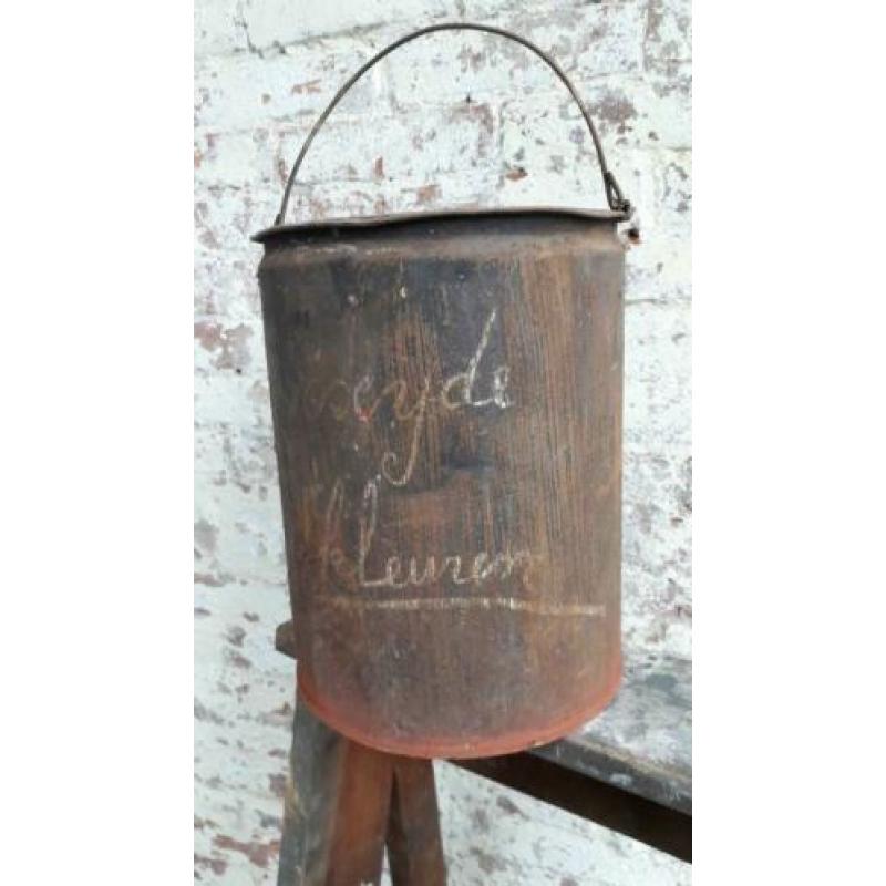 Brocante industrieel verfblik, verf emmer / allegonda