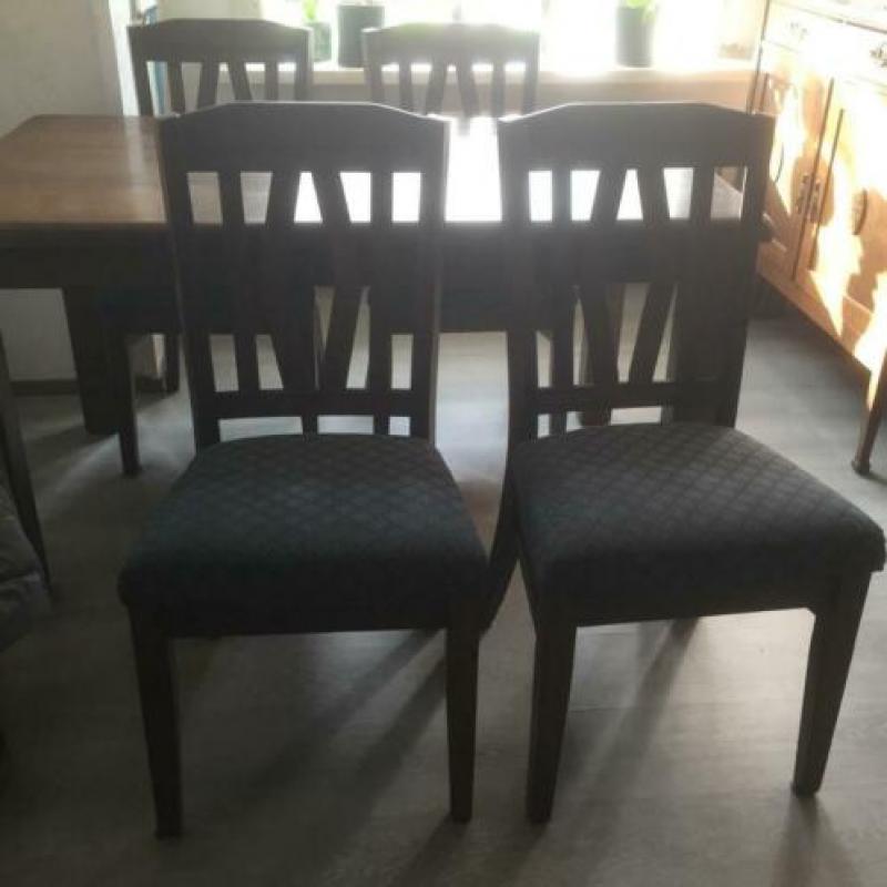 Eiken eettafel met 4 stoelen