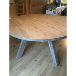 Mooie ronde tafel