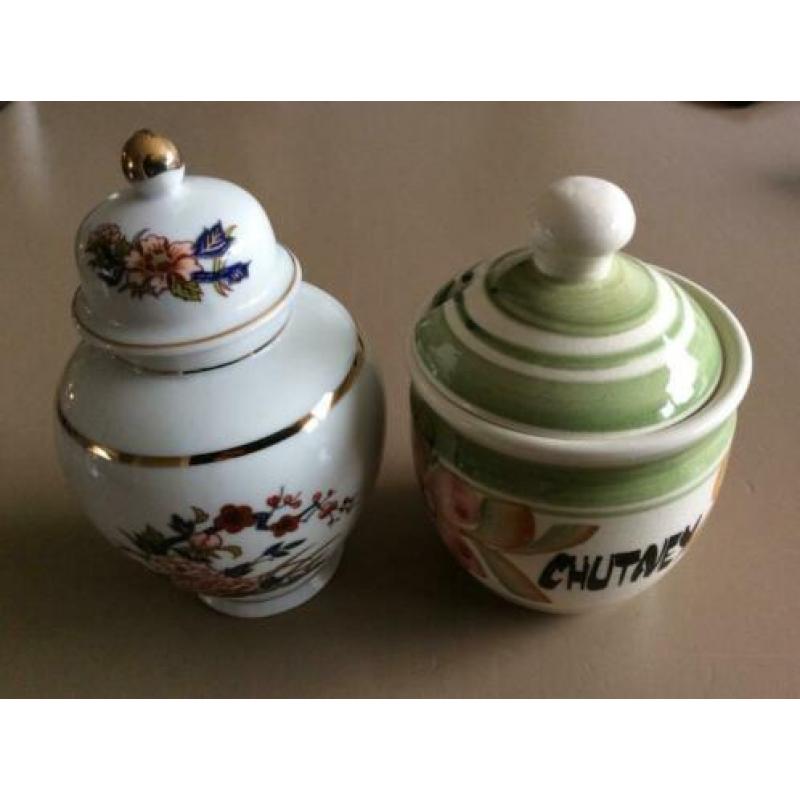 Twee decoratieve potjes met deksel
