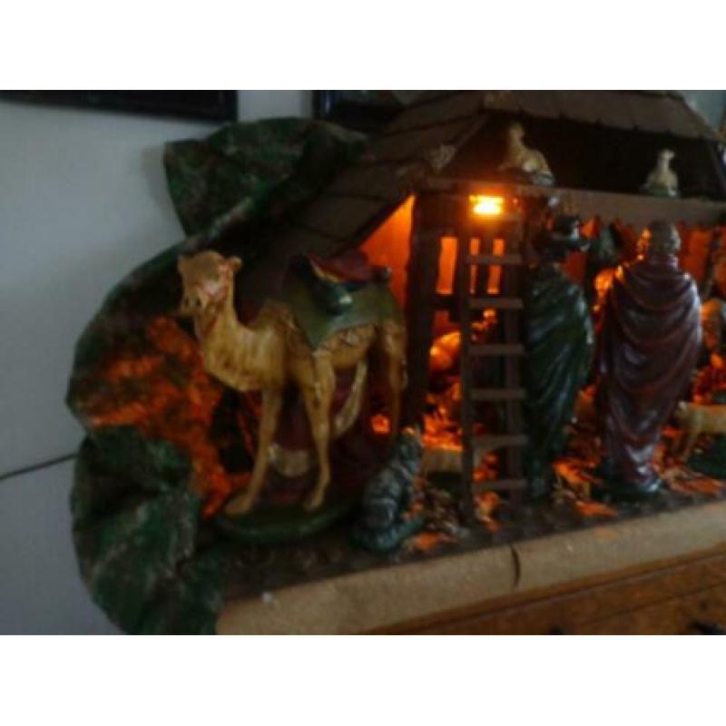 Zeer grote antieke kerststal met grote gipsen beelden,21- de