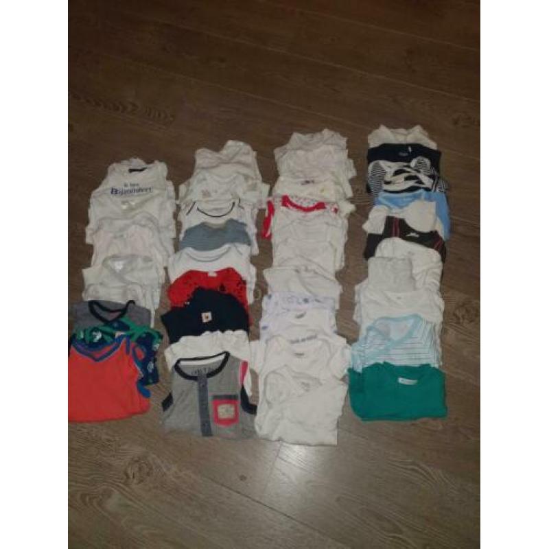 Volle kist met jongens kleding maatje 50/56