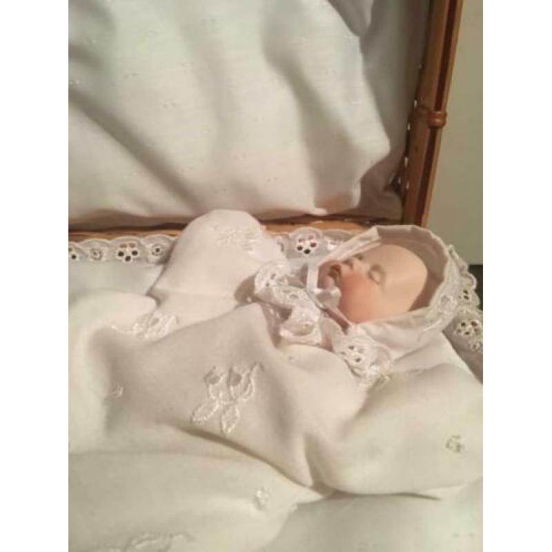Oud mandje met pop (Brocante, Landelijk)