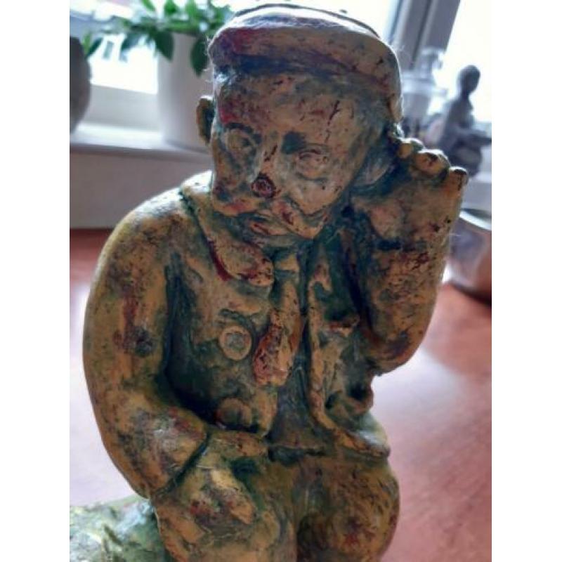 Steen beeld.Groen gele kleuren