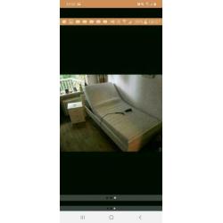 Elektrische bed met nachtkastje
