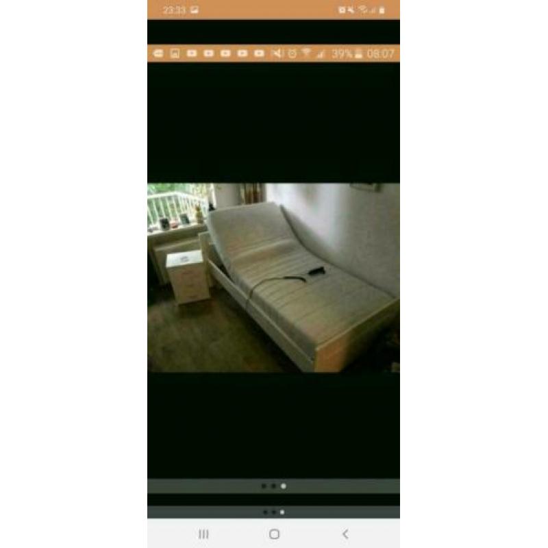 Elektrische bed met nachtkastje