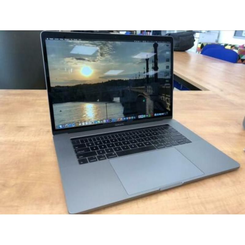 MacBook Pro 15” 16gb ram 512gb geheugen 2,9GHz i7