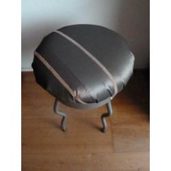 Stoffen kruk met zilveren pootjes 50 x 35 cm,